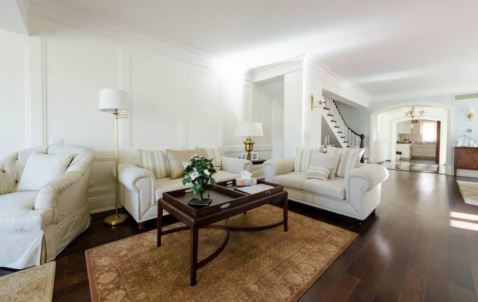 Signature residence — classic white living room by IDRAK